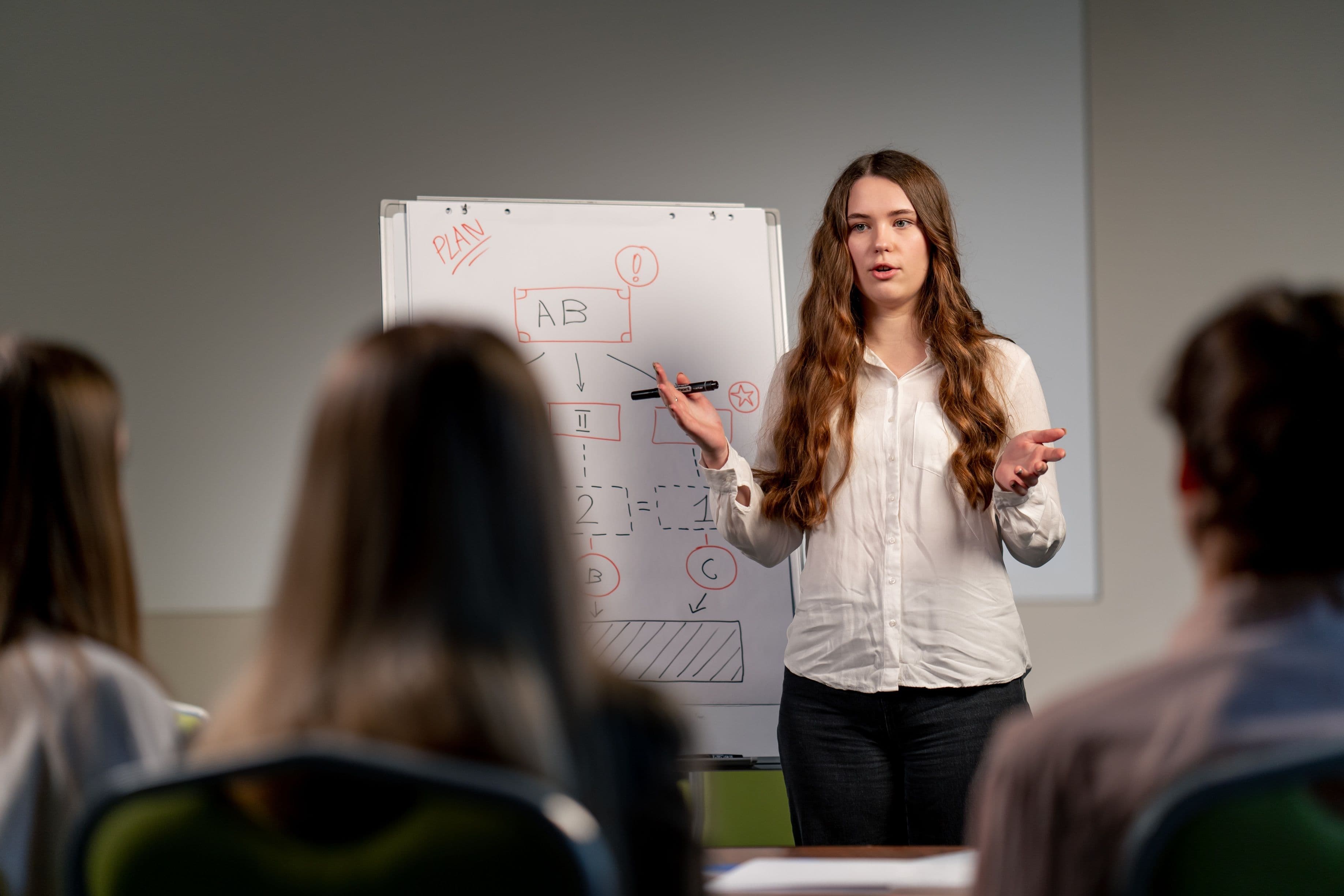 Методист образовательных курсов за работой Методист образовательных курсов за работой