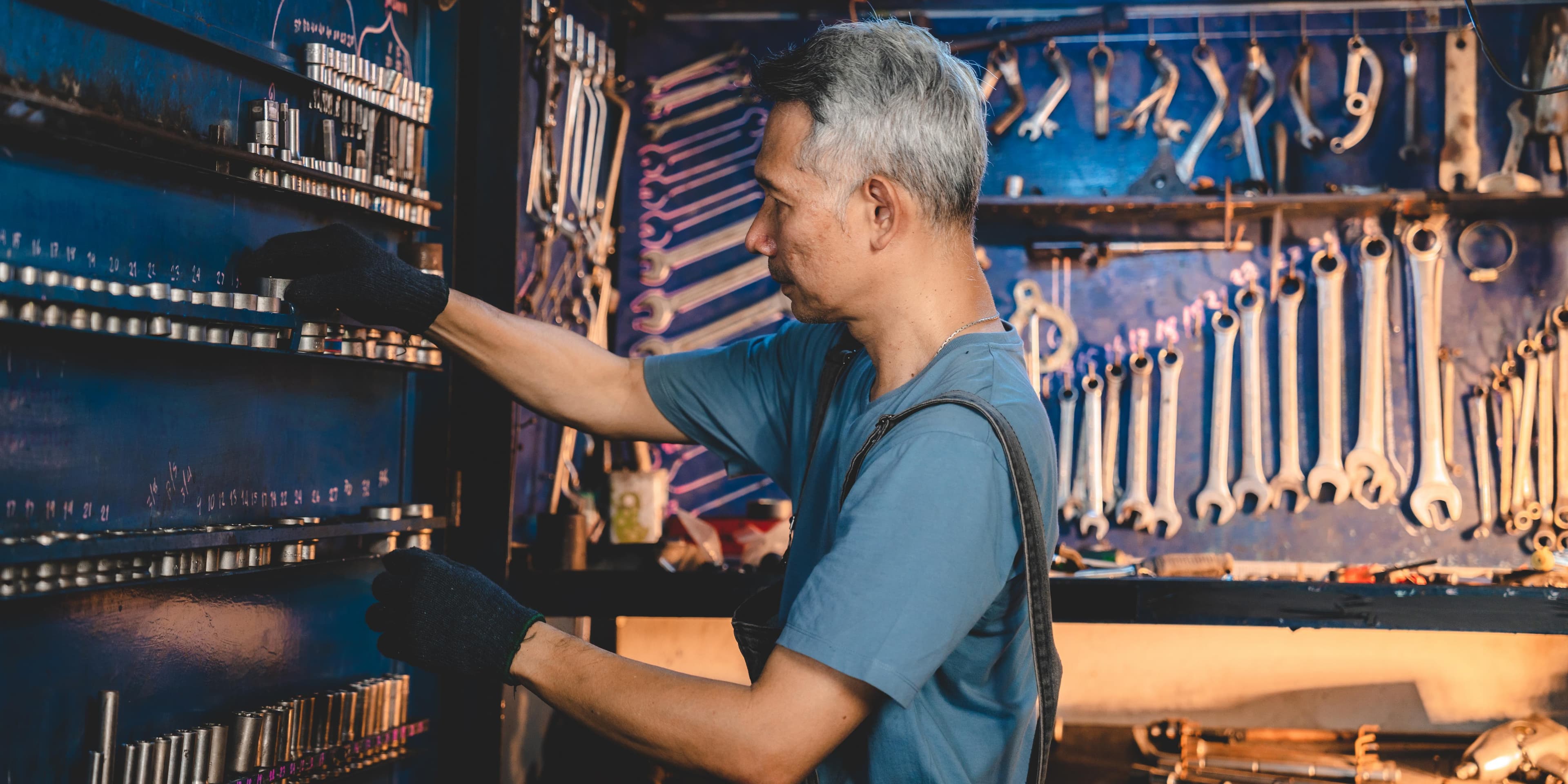 Слесарь за работой Слесарь за работой