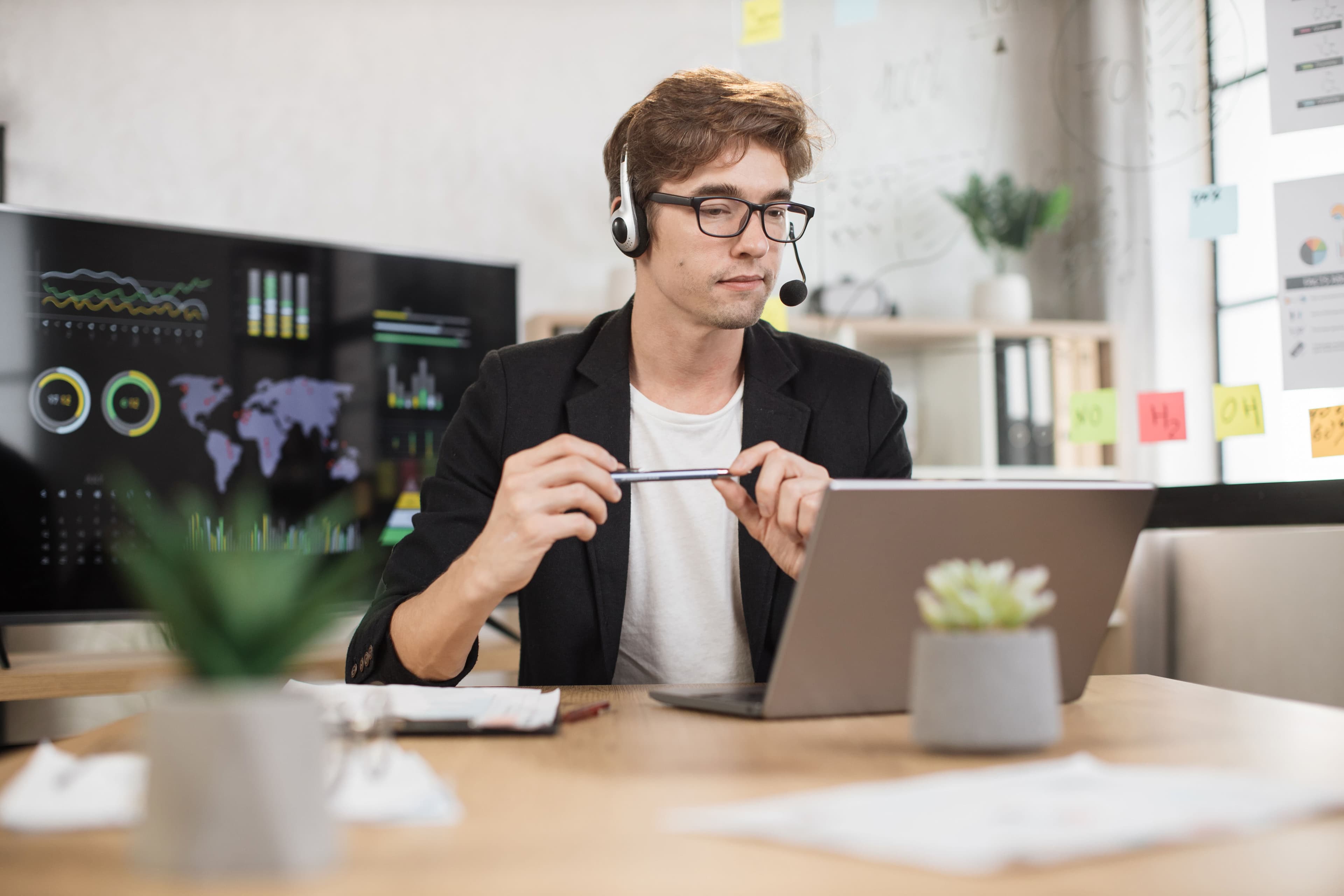 Продакт-менеджер за работой Продакт-менеджер за работой